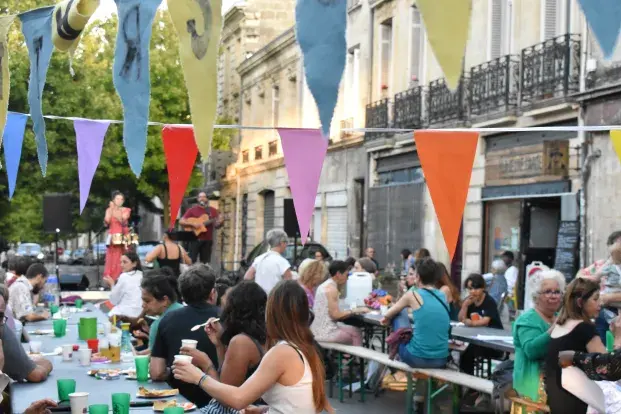 Photo d'un moment convivial organisé par l’association : ateliers, rencontres et spectacles gratuits rassemblent les habitants du quartier.